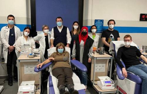 Il gestaccio del medico nella foto con Salvini. E la Lucarelli gongola